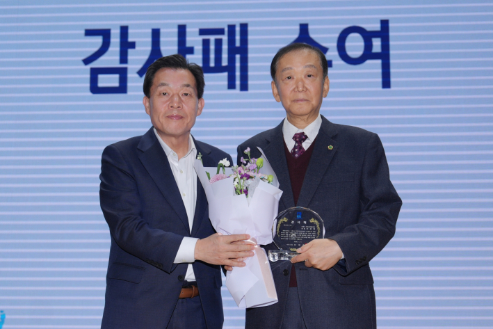 사진2)이재준 시장(왼쪽)이 제3대 진성원 협의회장에게 감사패를 수여하고 있다.    