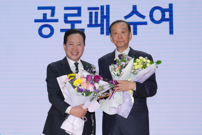 사진3)신호정 신임 협의회장(왼쪽)과 진성원 전 협의회장이 함께하고 있다.    