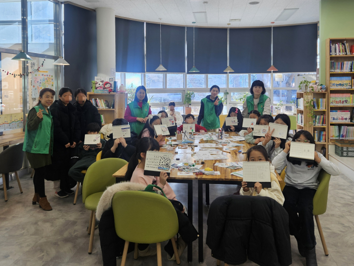 지난 7일, 호매실동 새마을문고에서 겨울방학을 맞아 '나만의 달력 만들기' 체험 행사를 진행했다.