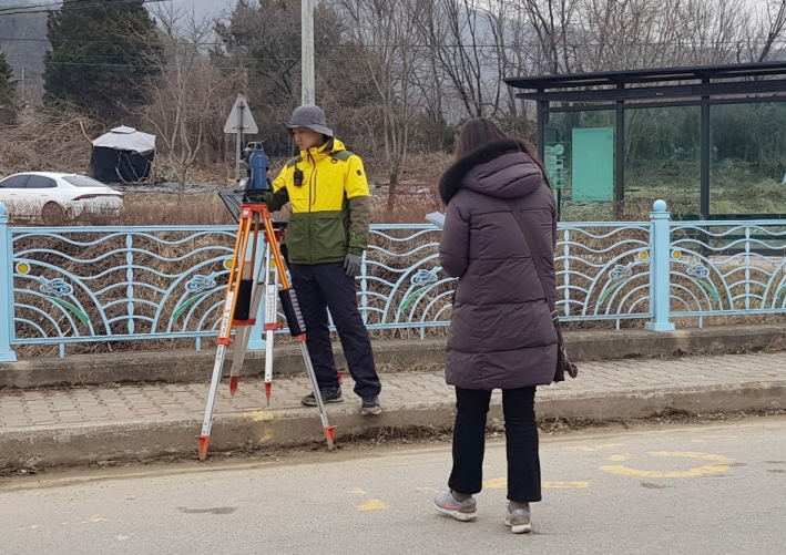 지적기준점을 사용해 측량을 하고 있는 모습