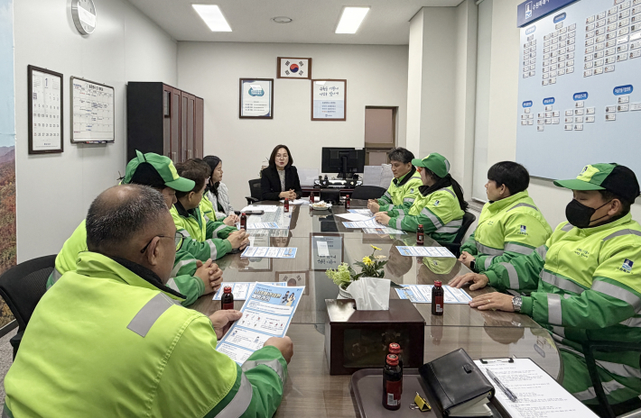 연무동에서 환경관리원 대상으로 안전보건교육을 진행하고 있다. 