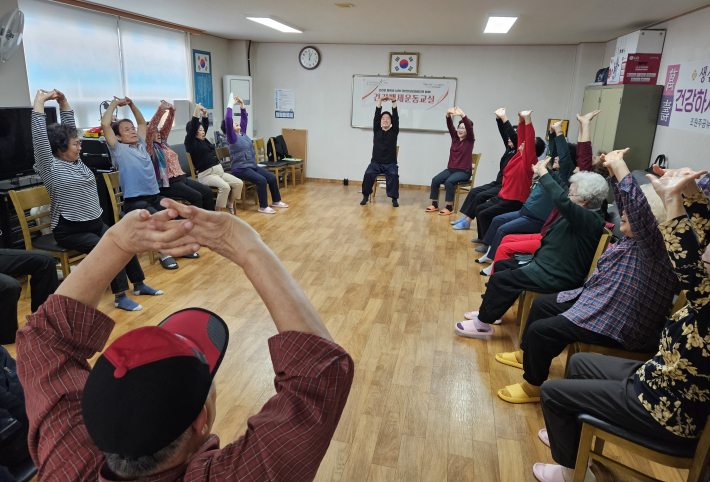 국학기공 체조수업 장면(사진 제공=경로당)