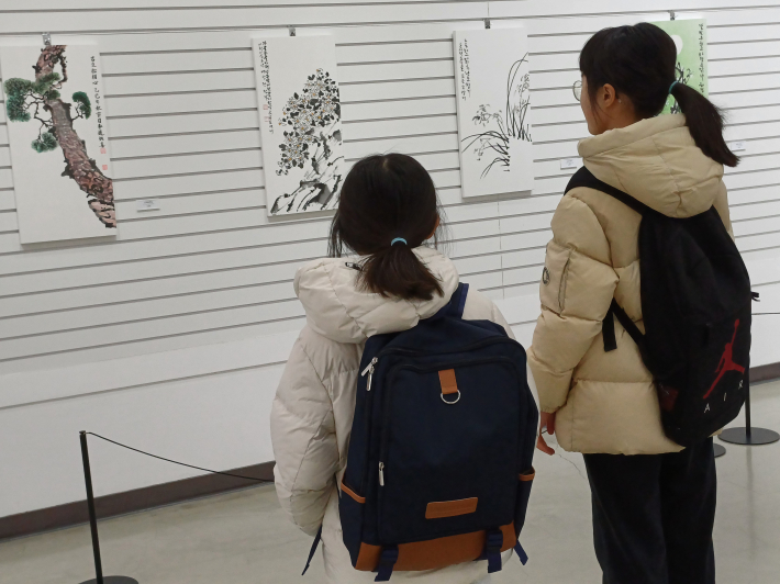 초등학생이 사군자 그림을 감상하는 모습