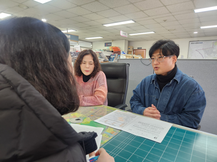 서둔동행정복지센터 유정민, 고요한 주무관 과 시민기자가 인터뷰를 나누는 모습