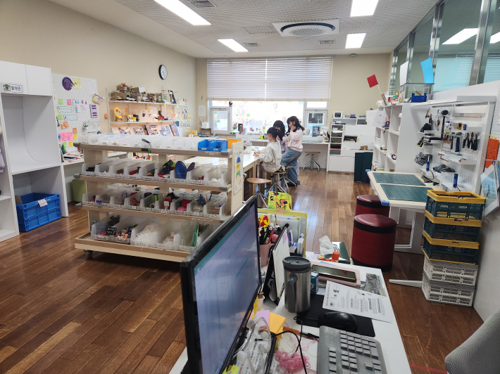 초등학생을 주 대상으로, 어린이가 스스로 참여하여 자유롭게 만들고 탐색하는 공간