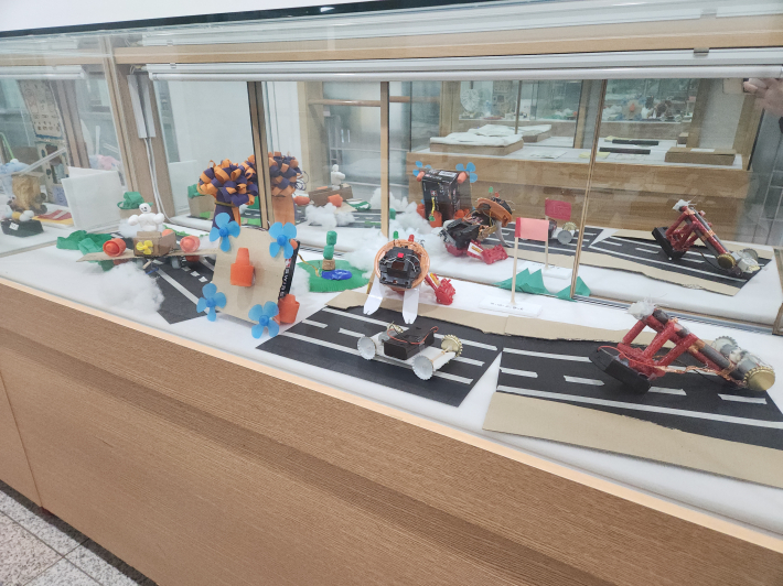 아이들의 작품이 전시되어 있다.