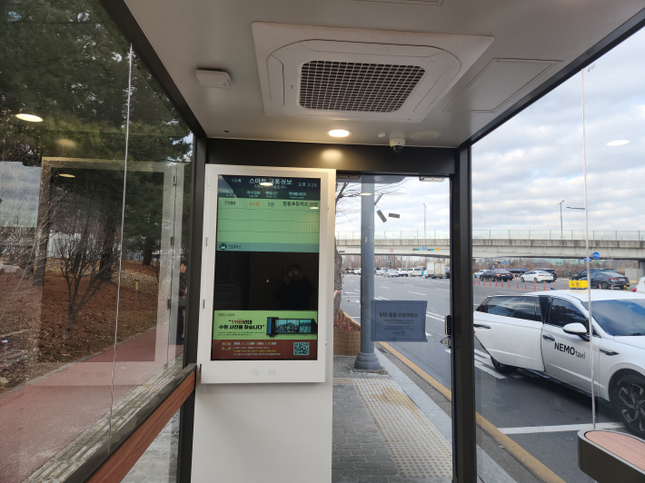 스마트 버스 정류장 내부.  냉난방 시스템이 갖춰져 있고, 쾌적한 환경에서 실시간 교통정보 확인도 가능하다