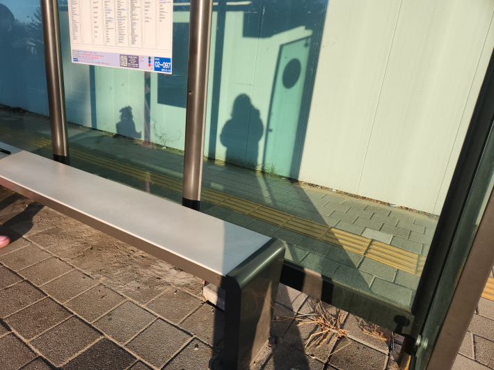 버스정류장에 설치된 온열의자