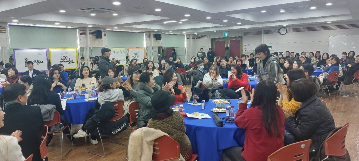 강사 소개에 박수로 환영하고 있다. 