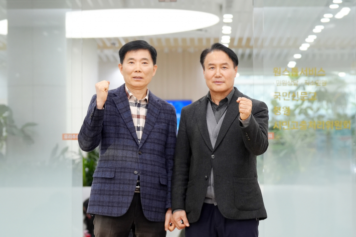 사진1~2)박도신 갈등조정관(왼쪽)과 김원규 특이민원대응전문관이 새빛민원실 앞에서 함께하고 있다.    