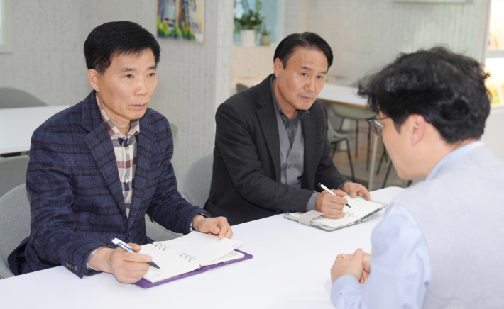 사진3)박도신 갈등조정관(왼쪽)과 김원규 전문관이 수원시 공무원과 대화를 나누고 있다.    