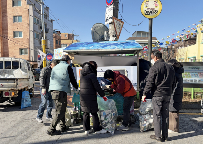 연무동에서 주민자치회와 함께 유용생활폐자원을 수거하고 있다. 