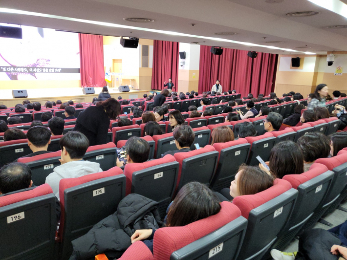 수원시청 대강당이 350여 명의 관객으로 가득 찬 가운데 특강이 성황리에 열렸다.