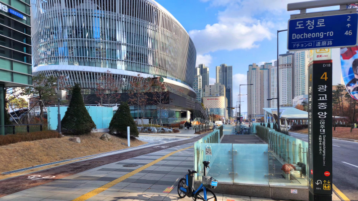 수원시 광교에 위치한 '경기도서관' 입구