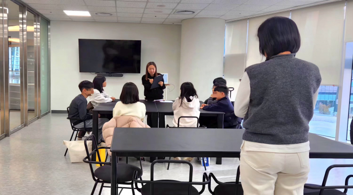 기후행동을 풀어내는 연결자 '참좋은 수다' 최미경 팀장이 앞에서 사진을 찍고 있다.