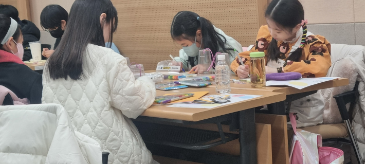 어린이들의 집중도가 높아 성공적인 교육이 이루어지고 있다. 