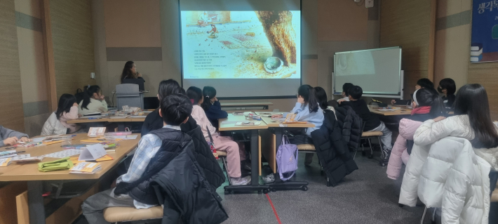 민들레 꽃 집이 된 밥솥 책을 소개하며 내용에 집중하는 어린이들 