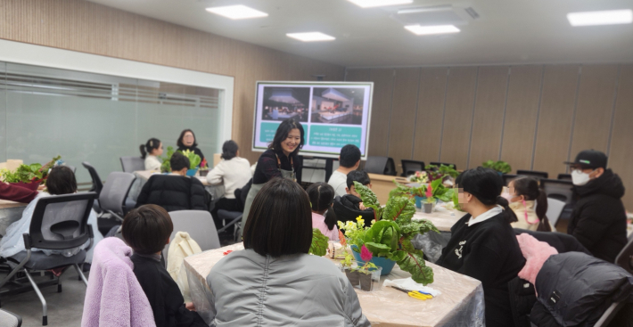 강사의 질문에 손을 들고 발표하는 어린이 모습