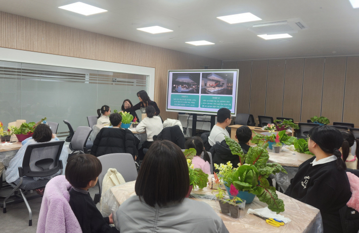 국립농업박물관은 어떤 곳인지 묻는 강사의 질문에 손을 들고 발표하는 어린이 모습