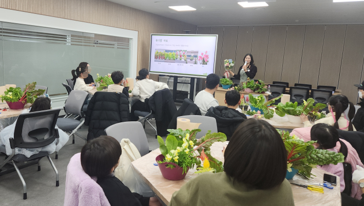 수경채소와 꽃으로 꽃다발을 만드는 방법에 대해 설명하고 있다.