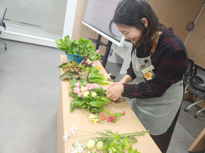채소와 꽃으로 꽃다발을 만들고 있는 장수경 강사