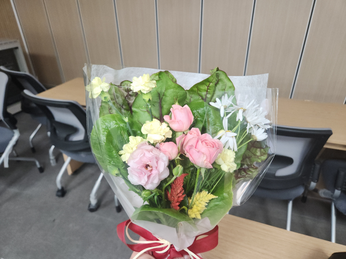 시민기자와 딸아이가 완성한 꽃다발