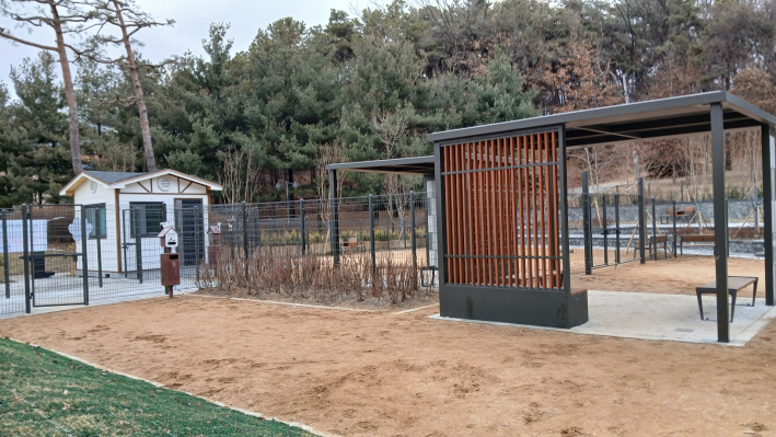 반려견 놀이터 관리소와 견주 휴게시설