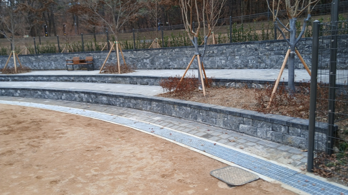 반려견이 뛰어놀수 있는 계단형 시설