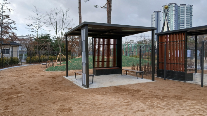 견주들의 휴게시설(그늘막)