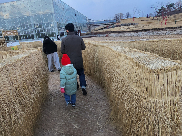 겨울방학을 맞아 자녀들과 함께 탐정단이 된 시민들 