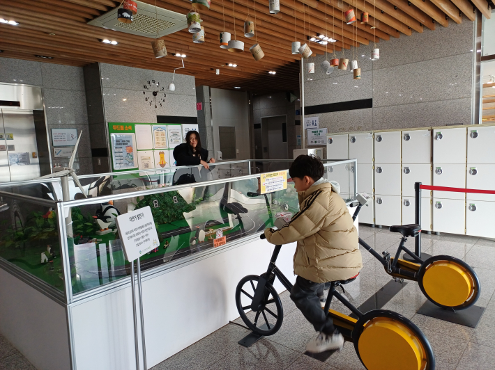 자전거로 전기 발전을 하는 초등학생 모습