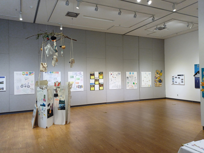 수원 칠보산자유학교 전시 작품 전경    