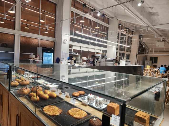 커피숍에서 근무 중인 직원과 잠시 인터뷰를 나누었다. 