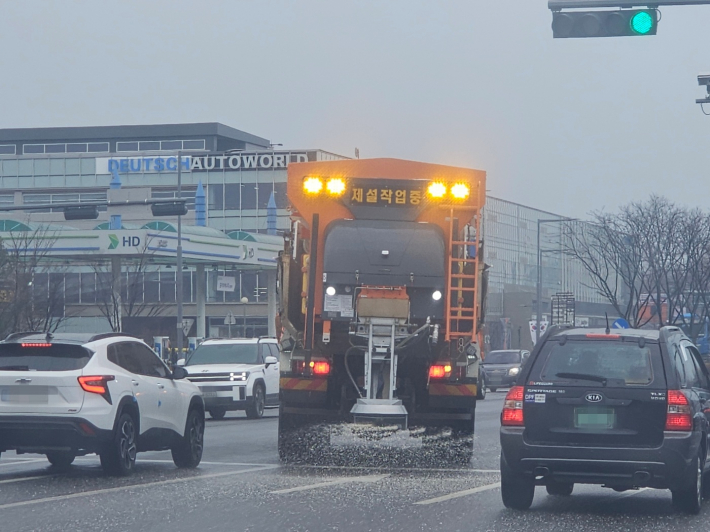 사진)수원시가 10일 오후 제설차를 이용해 도로 제설 작업을 하고 있다.    