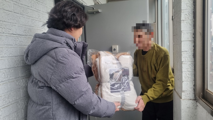 우만1동 행정복지센터는 통합사례관리 가구에 이불을 전달했다.