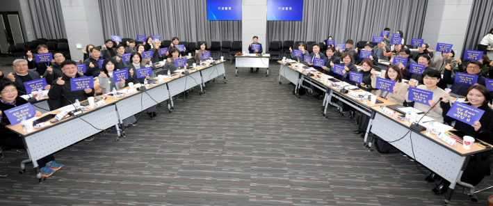 사진)김현수 수원시 제1부시장(가운데)과 돌봄통합지원협의체 위원들이 기념촬영을 하고 있다.    