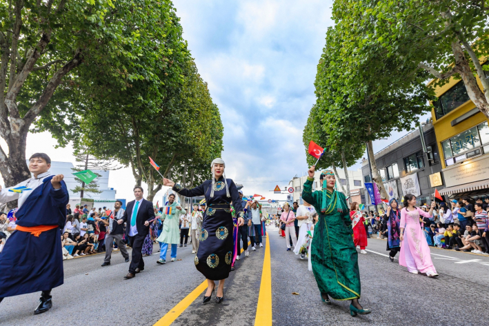 사진2) 정조대왕능행차 공동재현 퍼레이드에 외국인들이 참여하고 있다.    사진2) 정조대왕능행차 공동재현 퍼레이드에 외국인들이 참여하고 있다.    