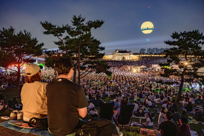사진3) 수원시민과 관광객들이 수원시 대규모 문화공연 중 하나인 수원화성헤리티지콘서트를 관람하고 있다.    