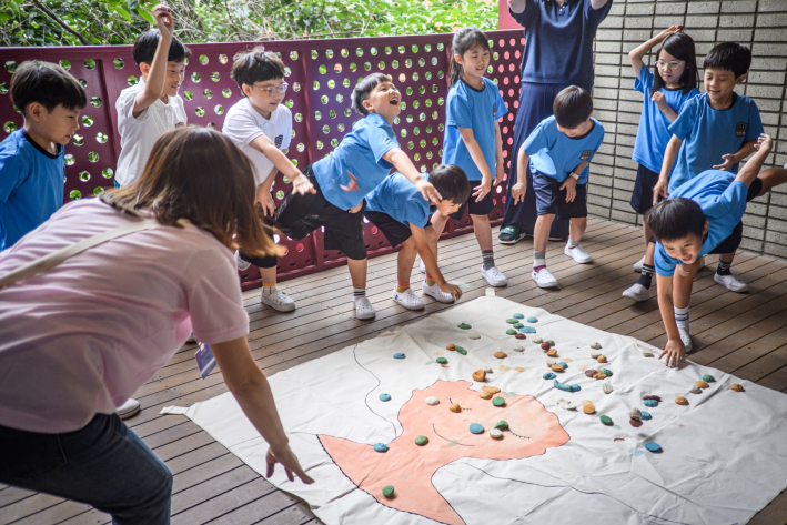 사진6) 수원형 교육지원사업 청개구리교실에서 어린이들이 즐거운 시간을 보내고 있다.    