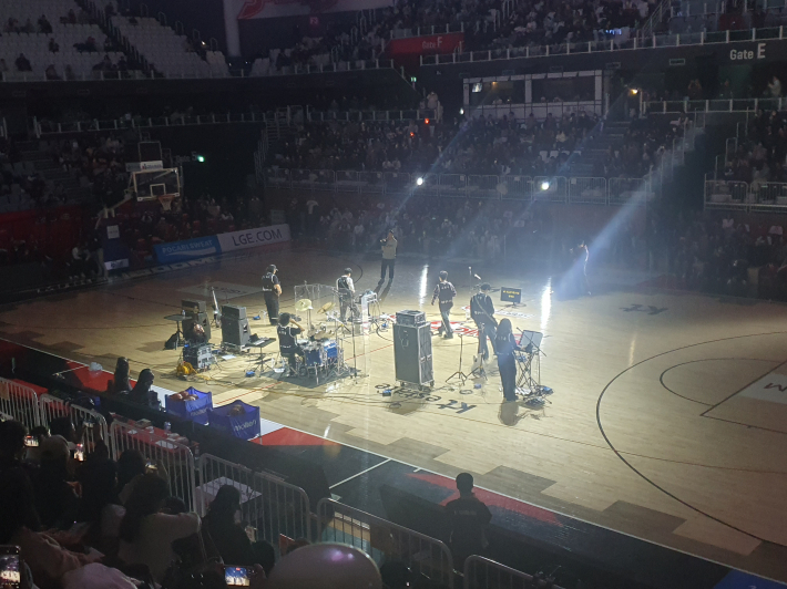 경기 후 열린 국카스텐의 미니콘서트