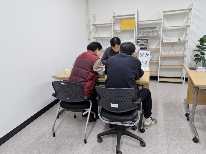 수원도시재단 주거복지센터에서 직원과 업체가 사업 관련 상담을 하고 있다.