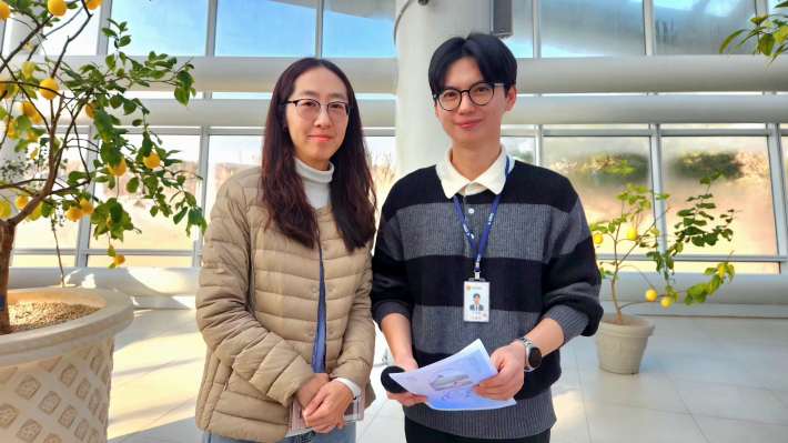 수원수목원 김유원 운영팀장과 운영팀 이재효 녹지연구사가 인터뷰에 응하고 있다. 