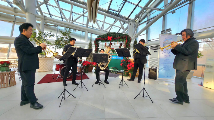 수원시립교향악단 금관 5중주와 드럼 연주자들이 시민들과 호흡하며 연주를 이어가고 있다.