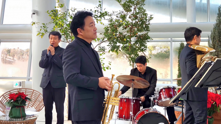 곡이 바뀔 때마다 해설을 맡은 김재윤 씨(왼쪽)는 클래식 음악의 배경을 쉽고 흥미롭게 풀어냈다.