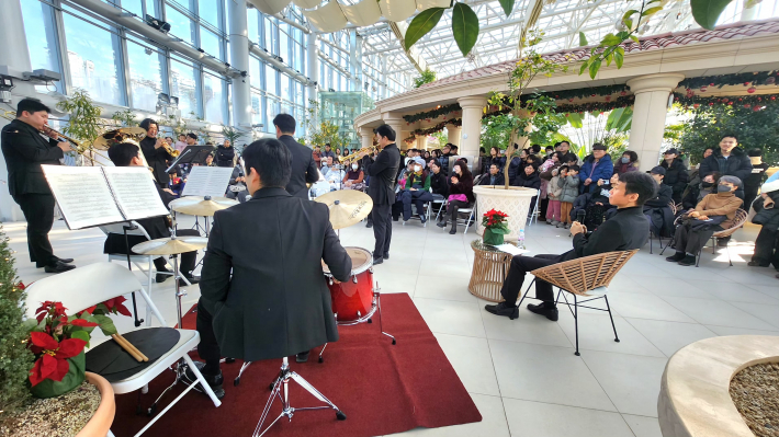 애니메이션 영화 '겨울왕국'과 디즈니 영화 음악 모음곡이 연주되며 관람객들의 호응이 고조되고 있다.