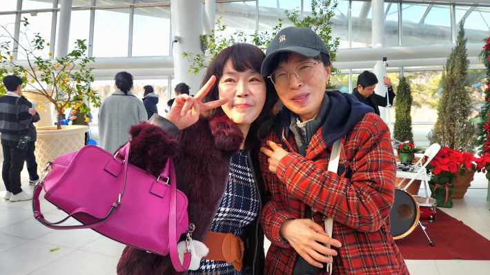 공연을 마친 정보경 씨가 친구와 함께 인터뷰에 응하며 감동의 여운을 남기고 있다.