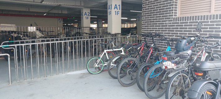 구운공원 공영주차장에는 자전거주차장이 있어 22대 보관이 가능하다.