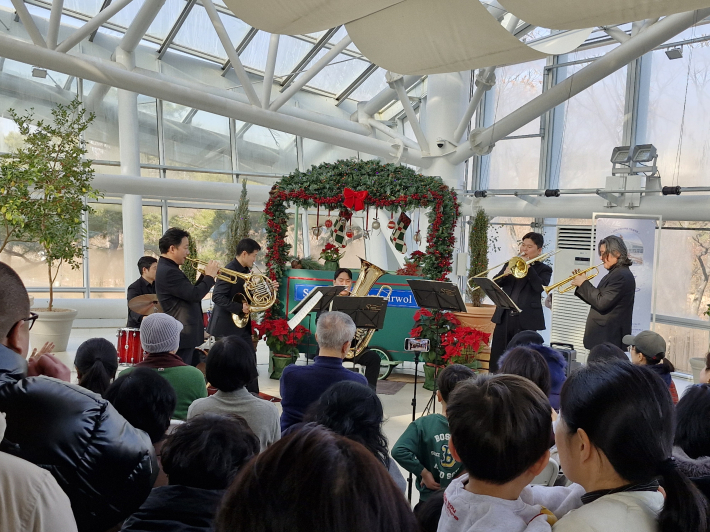 일월수목원 온실에서 수원시립교향악단 금관 5중주 '아트인사이드 〈선율〉' 공연이 있었다.   