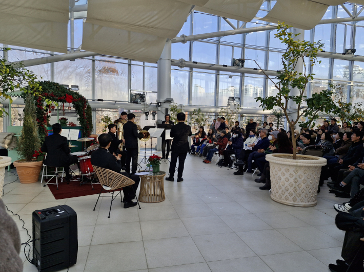 무대와 객석의 경계가 옅어지면서 관객과 연주자는 함께 즐기는 존재가 된다.   