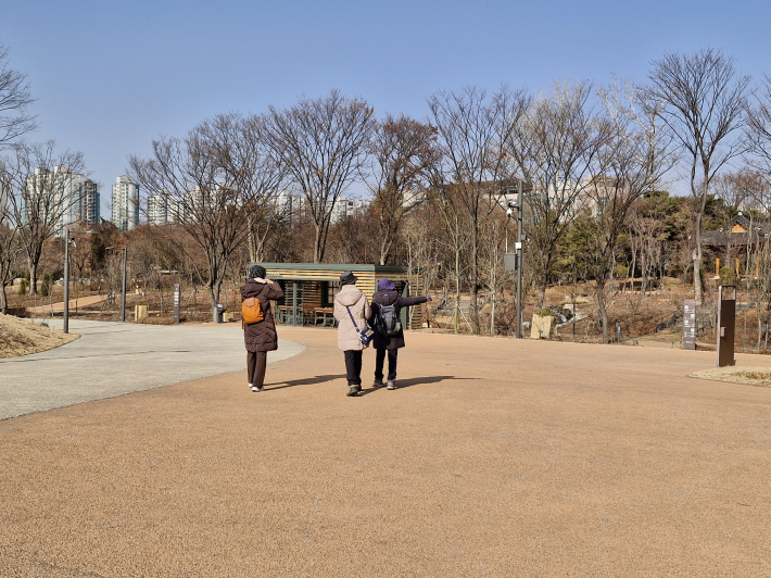 공연이 끝난 뒤 수목원을 나서는데, 마음속에 여전히 선율의 잔향이 남아 있었다.